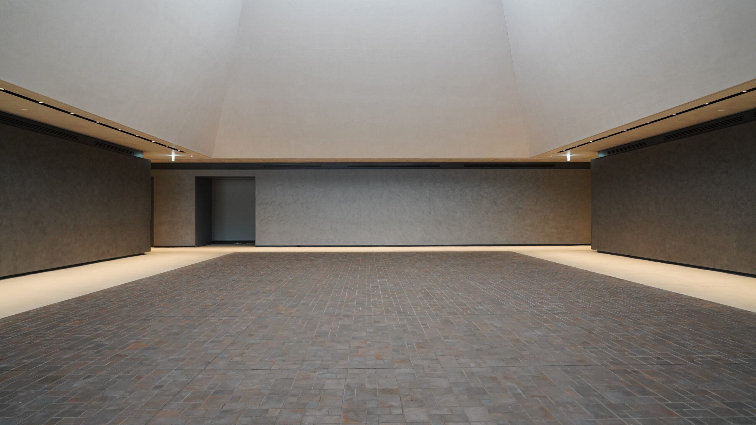 川口市立美術館アトリウムの様子