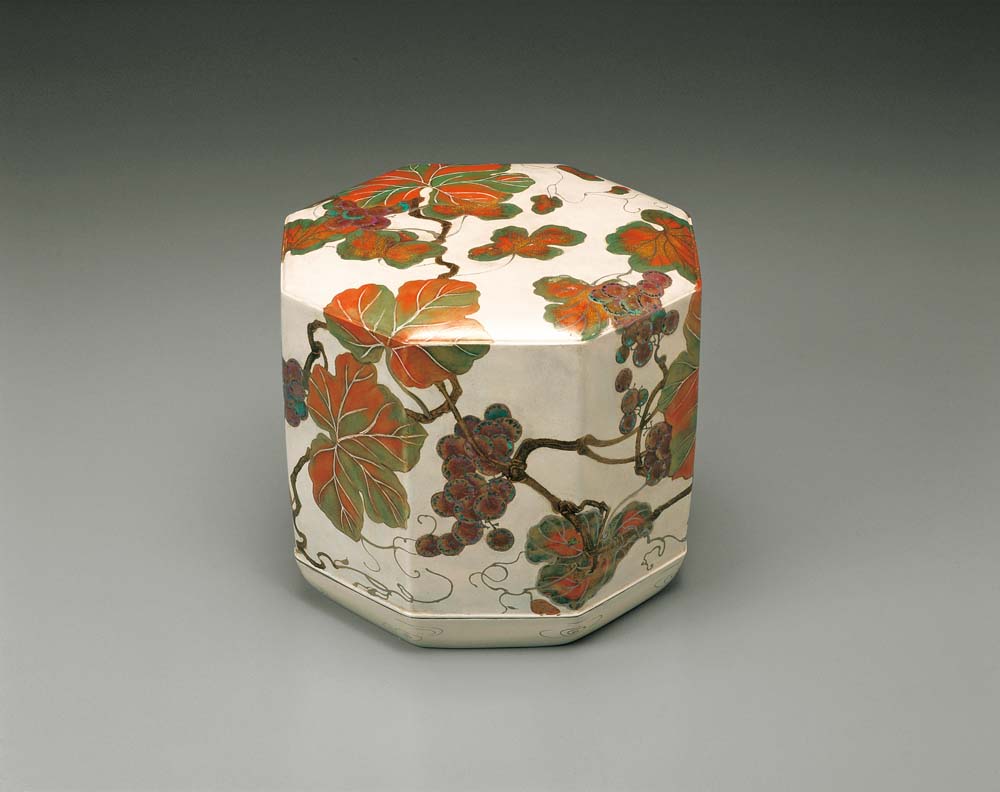 豊平 翠香《乾漆山葡萄喰籠》2002年